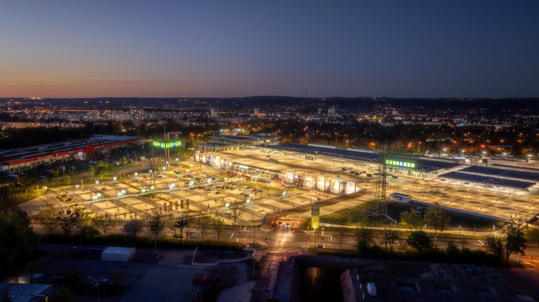 Luftaufnahme des Kaufpark Dresden in Nickern am Abend