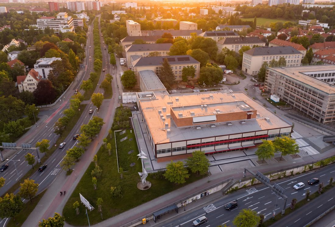 Luftaufnahme der Neuen Mensa der TU Dresden an der Bergstraße