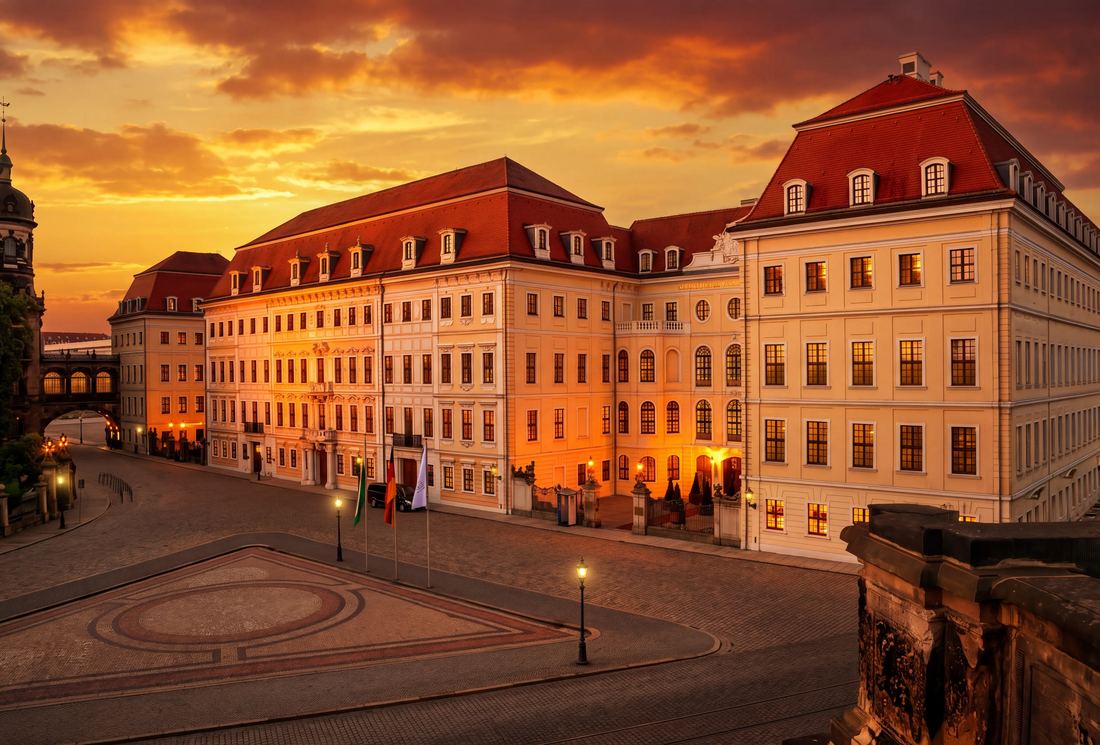 Das Hotel Taschenbergpalais Kempinski gegenüber dem Dresdner Schloss am Abend