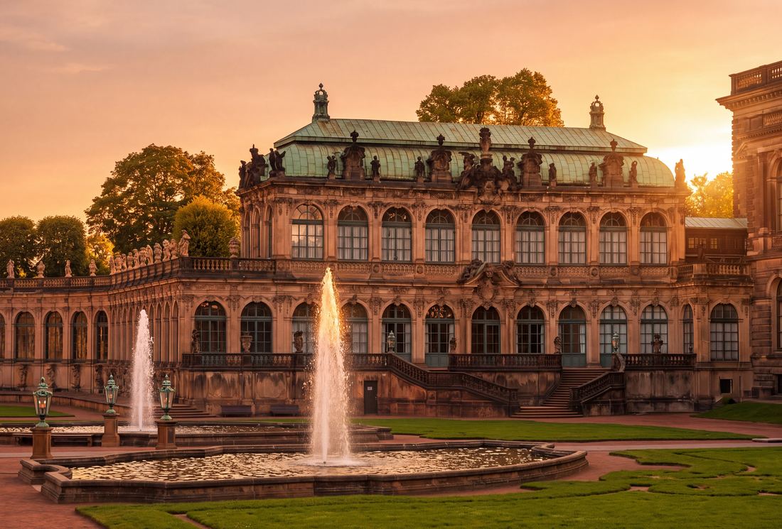 Die Bogengalerie des Dresdner Zwingers mit Springbrunnen im Innenhof